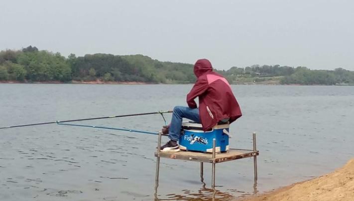 野钓，不要只会打窝诱鱼，学会抽窝子效果或许更好