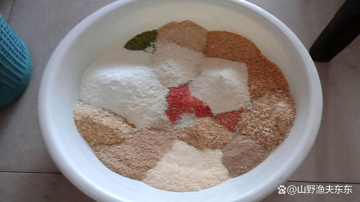 秋季野钓如何垂钓鲫鱼？注意三个要点，让你轻松钓获大板鲫