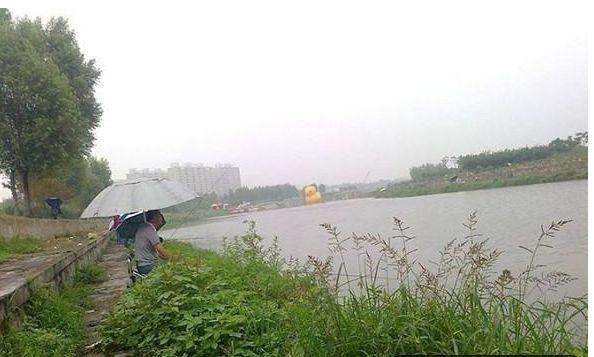 高手不会告诉你，在夏天用这种方法钓黑鱼，天黑了还不想收杆！