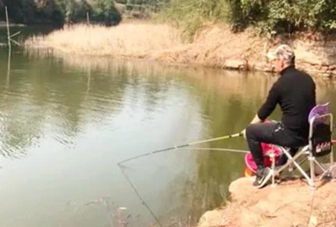 春钓鲫鱼，5个斤鲫连竿的“妙招”需了解，老钓友爆护也靠它