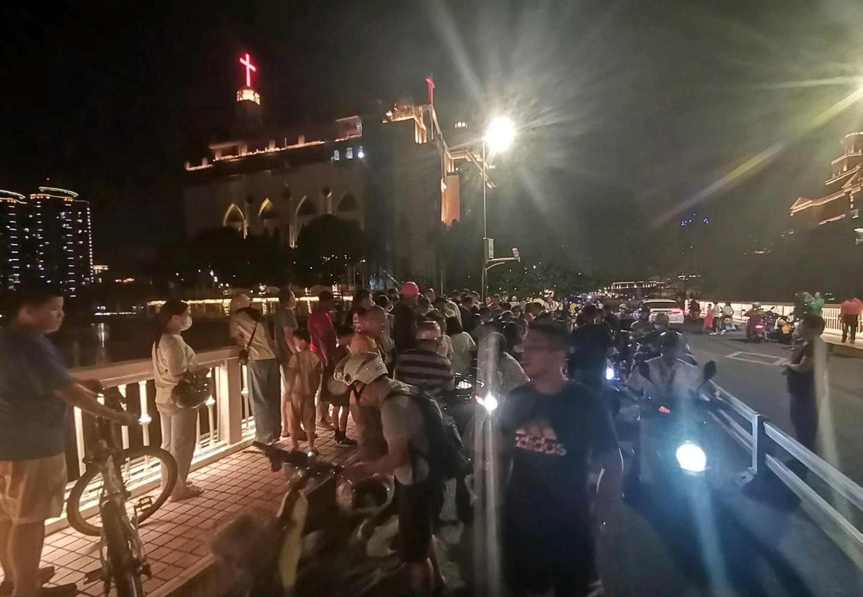 牌面！福州老伯钓鱼遭遇河道“青鱼王”，半条街的人都来看了